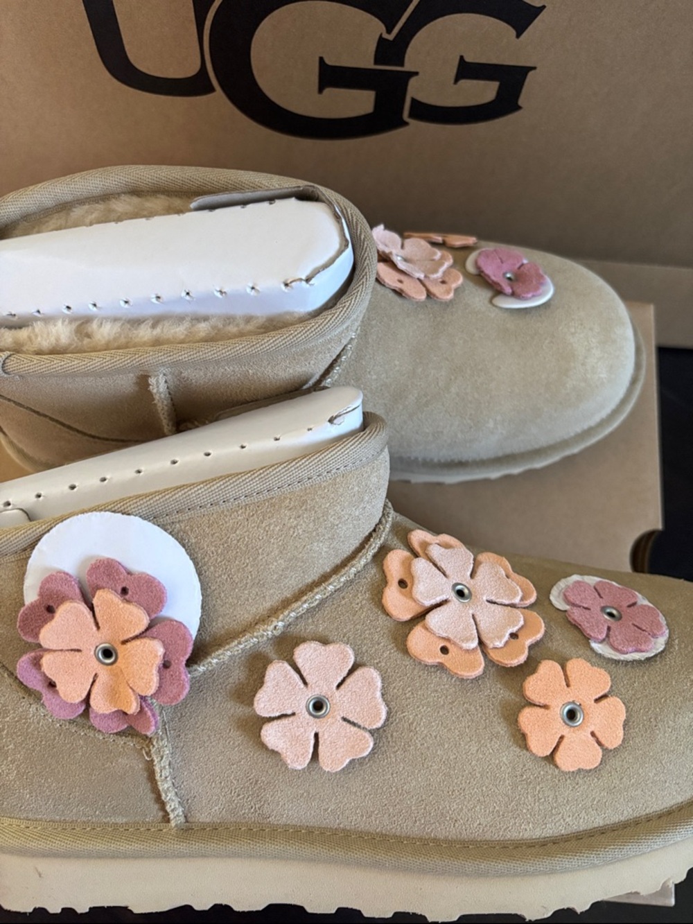 UGG CLASSIC ULTRA MINI FLEUR IN MUSTARD SEED SZ 7,8 NEW IN BOX! - Picture 5 of 10